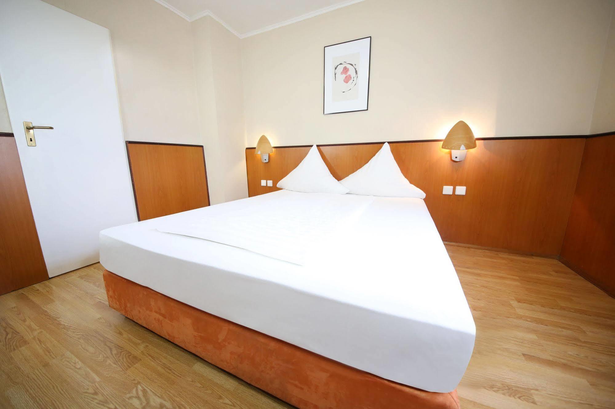 Hotel Europa Жак Офенбах Екстериор снимка